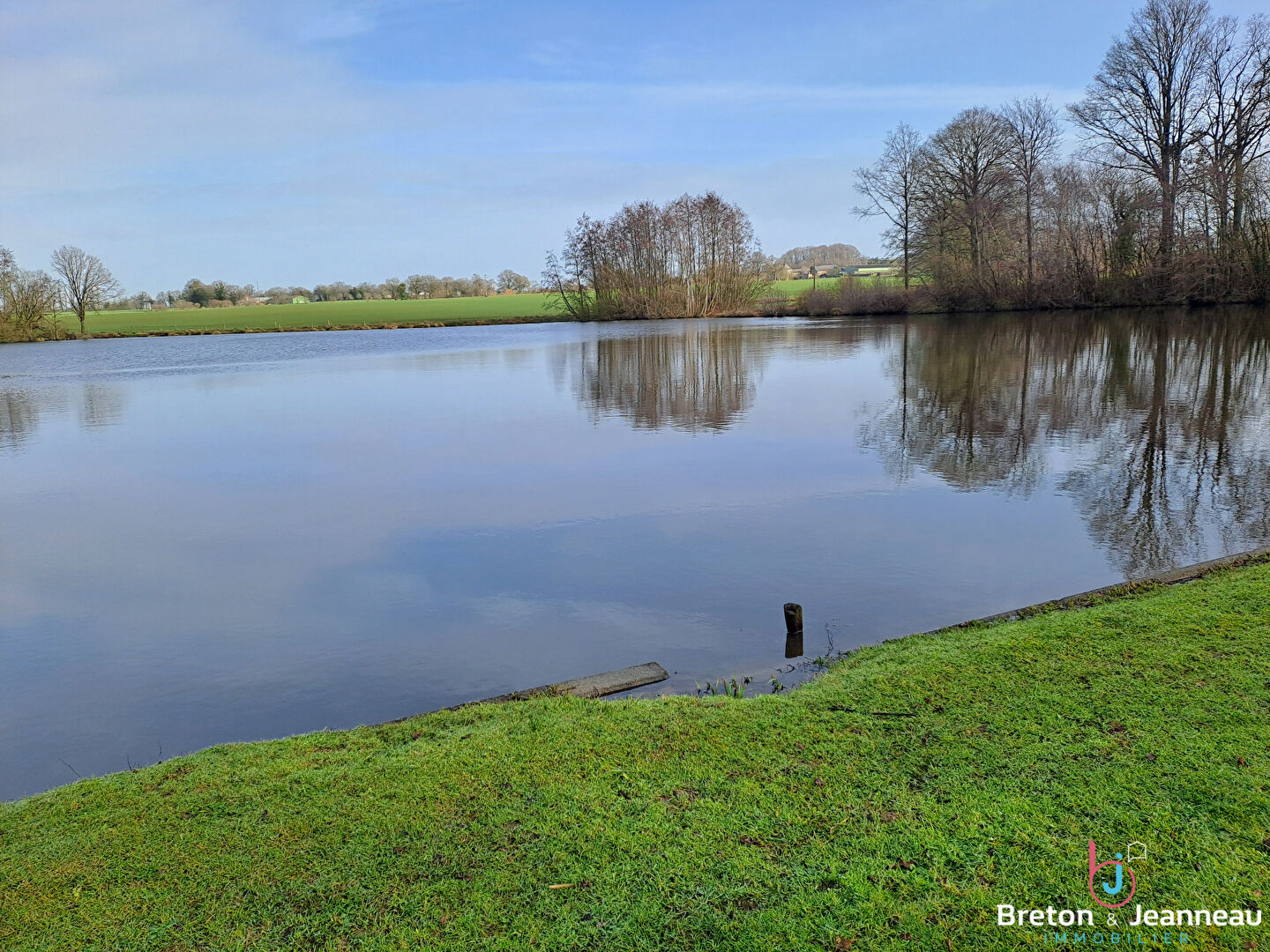Plan d'eau de 2ha50, prairie et bois le tout sur 6ha environ à Juvigné