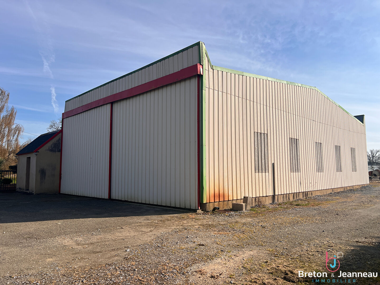 Entrepôt 260 m² sur 6000 m² Est de Laval