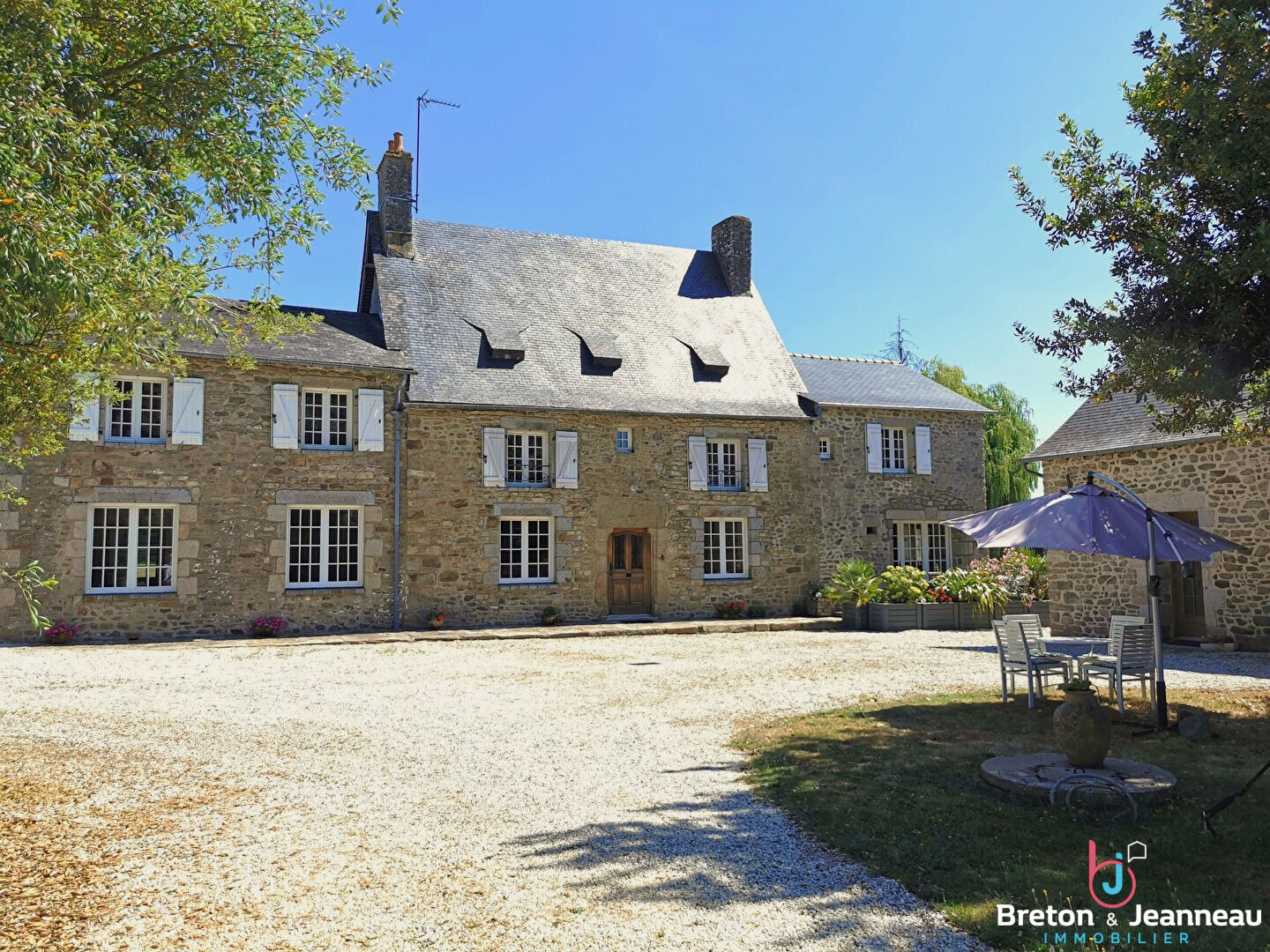 Propriété comprenant maison et gîtes sur 1 ha 27 en Mayenne