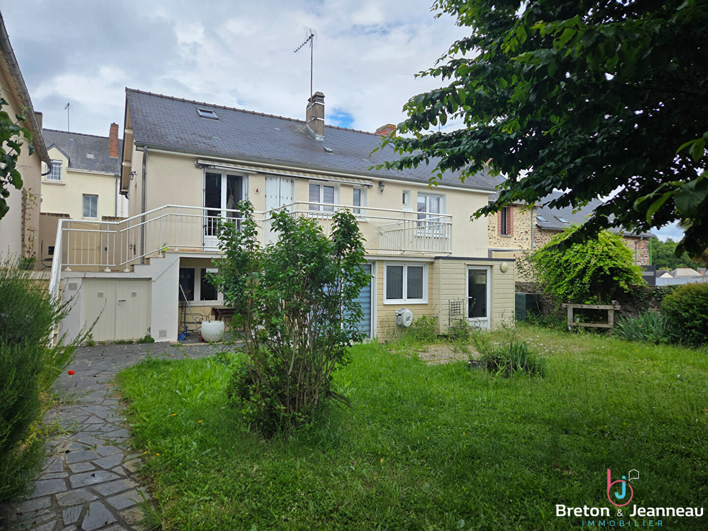 Maison centre de Montsûrs avec studio indépendant!
