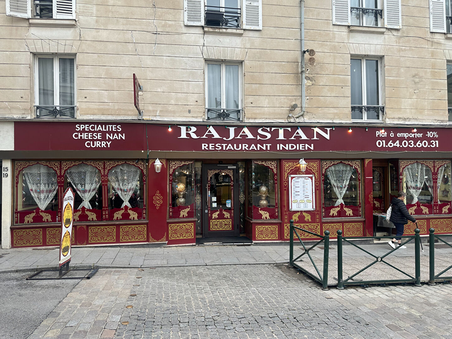 Place du marché centre ville COULOMMIERS  77120 à 1 heure de Paris Gare de l'Est , et à 30 min de CHESSY gare RER fond de commerce de restauration traditionnelle