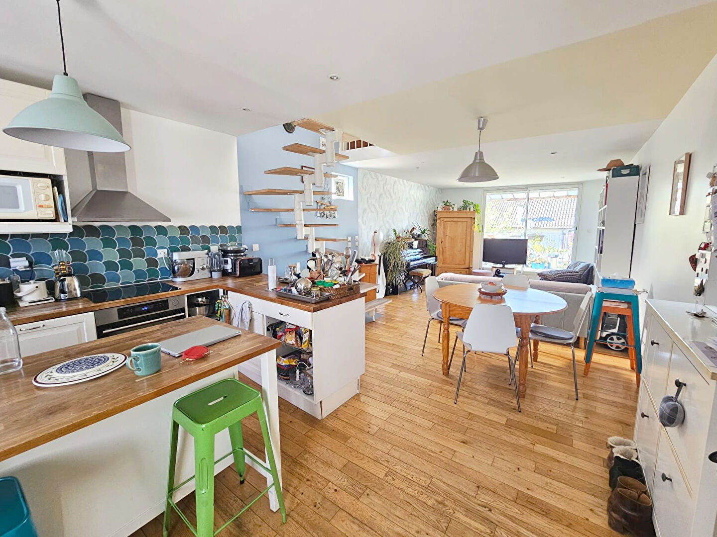 CHARMANTE MAISON 5 PIECES + TERRASE & JARDIN ** HAUT VILLAGE / PROCHE PARC DES CARRIERES **