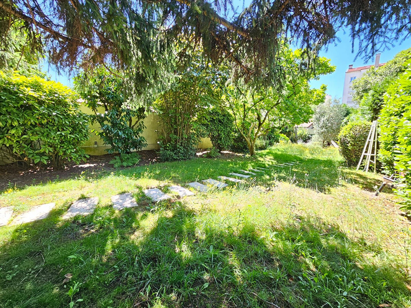 Photo MAISON DE CARACTERE 7 PIECES AVEC JARDIN & GARAGE ** 10 min RER A & BOIS ** image 3/6