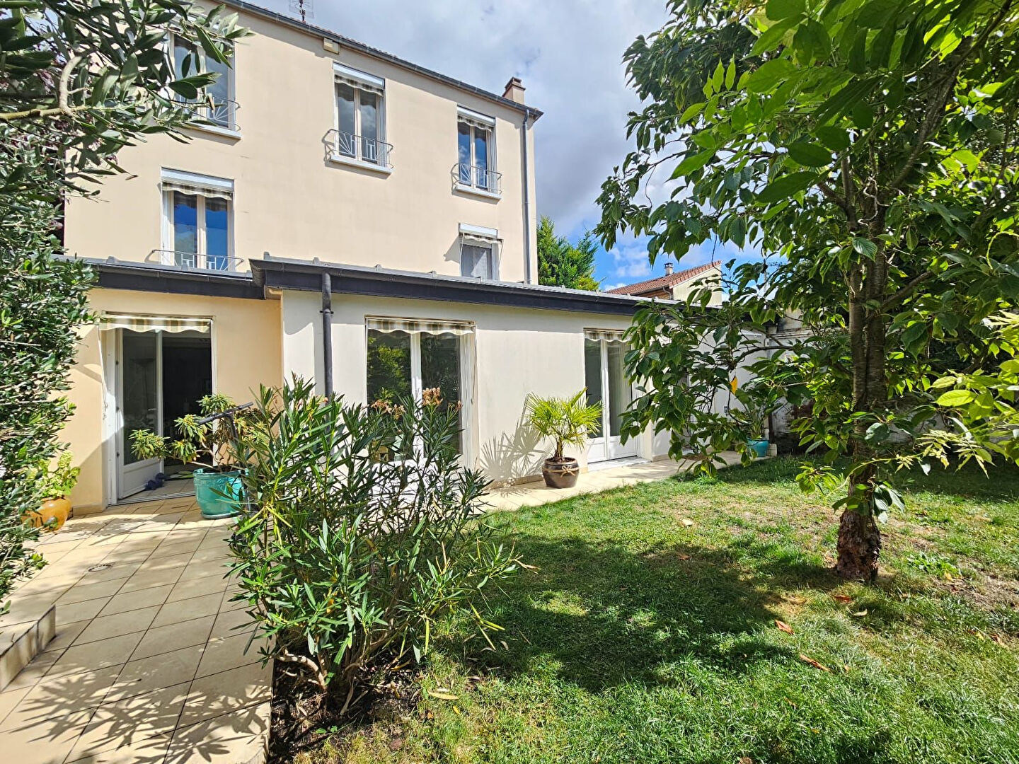 DEUX MAISONS + JARDIN & GARAGE  *** PROCHE PARC DES BEAUMONTS  ***