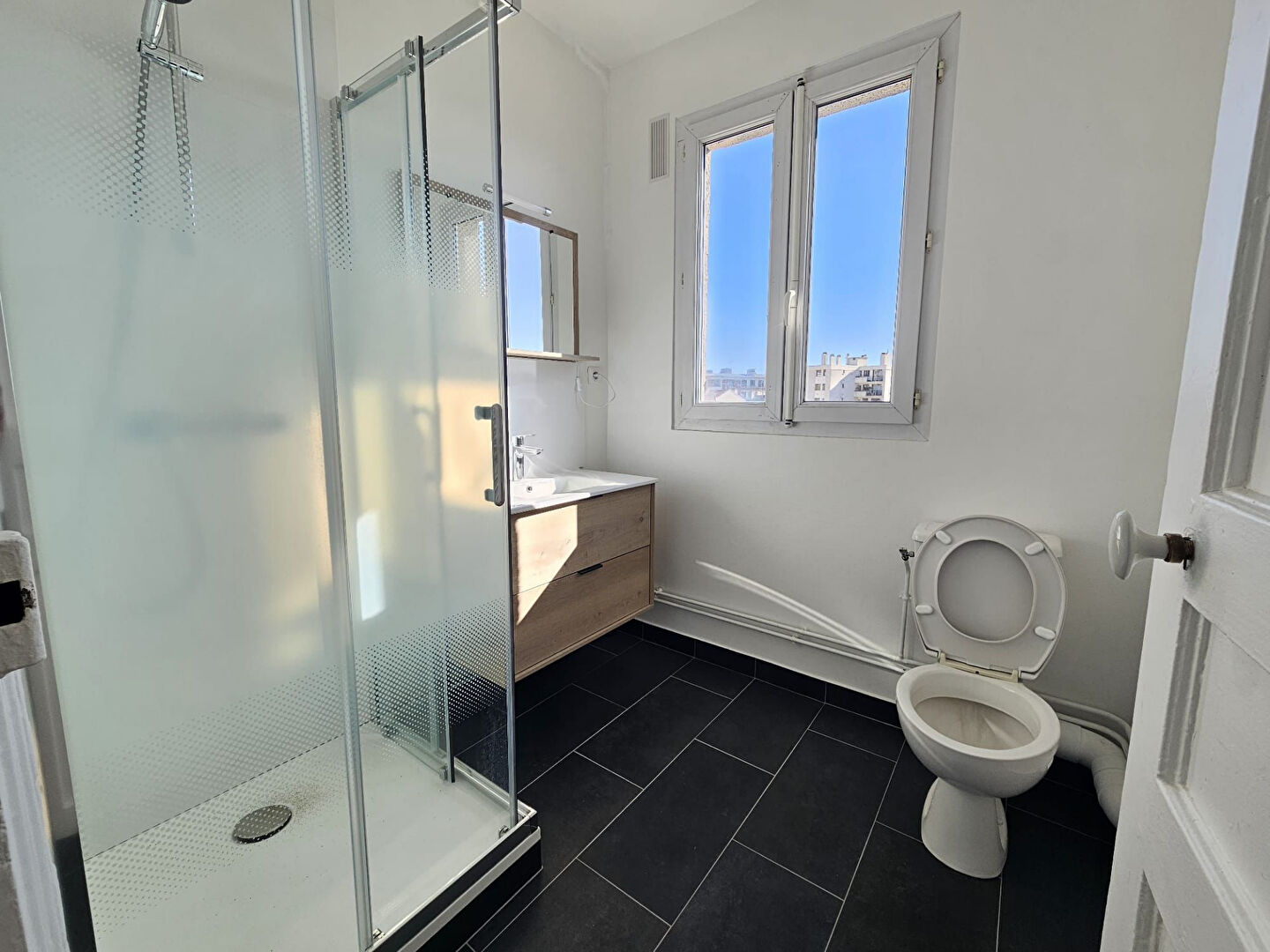 Photo JOLI 2 PIECES ** CHARME DE L'ANCIEN - PLEIN COEUR VILLAGE ** image 5/5