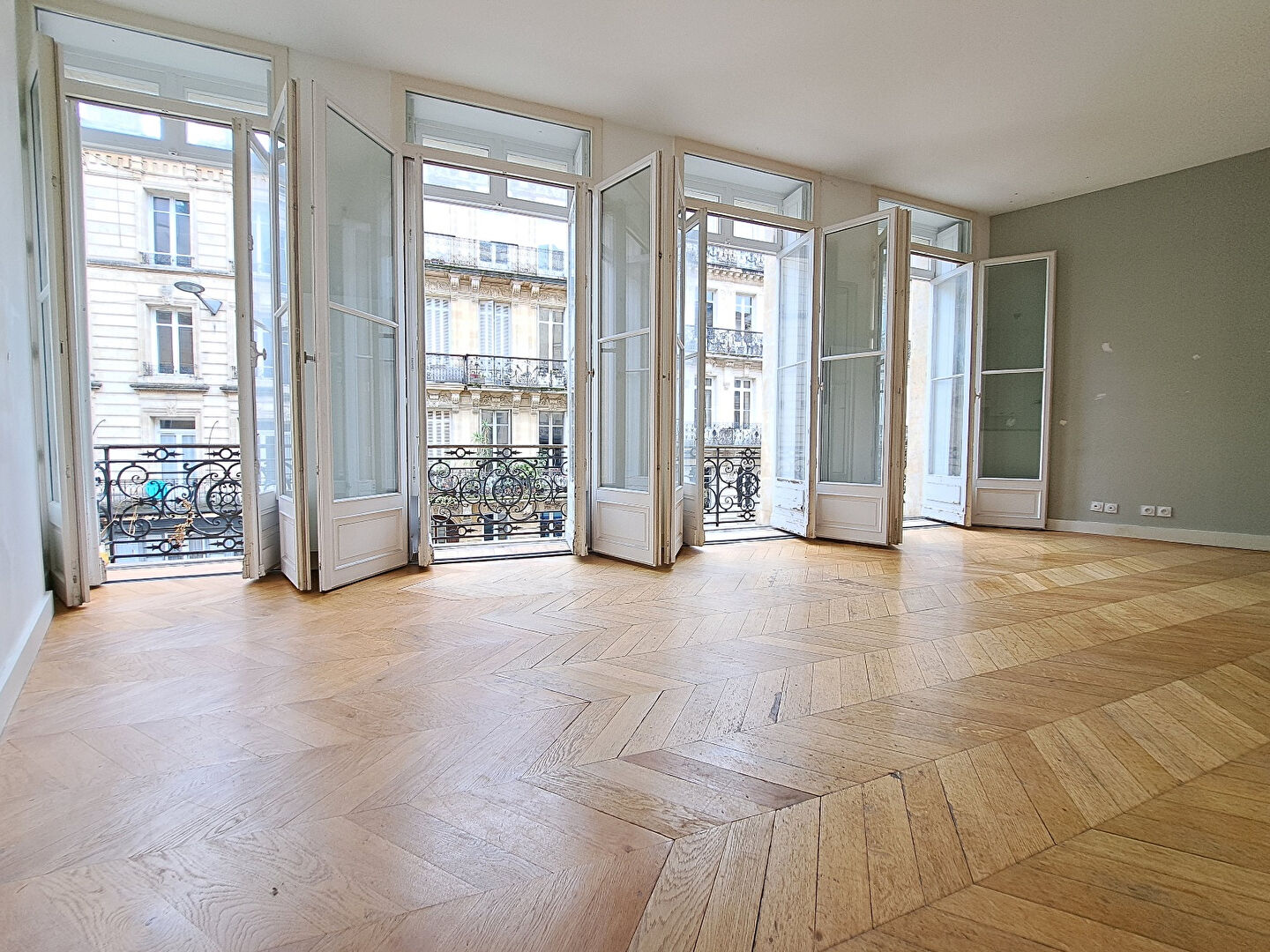 Saint-Pierre, 82m², XVIII° superbe, 2 SdE, parking, balcons sud.