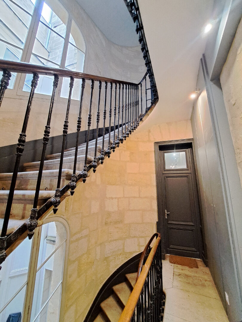 Photo Saint-Pierre, 82m², XVIII° superbe, 2 SdE, parking, balcons sud. image 2/6