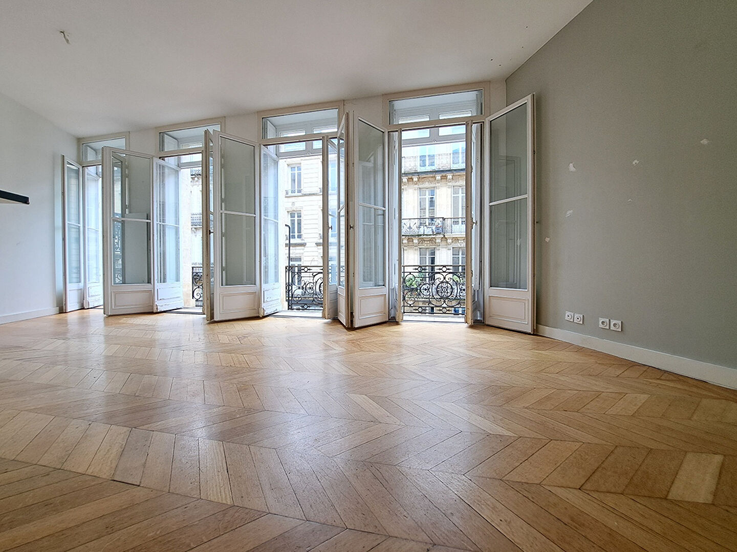 Photo Saint-Pierre, 82m², XVIII° superbe, 2 SdE, parking, balcons sud. image 3/6
