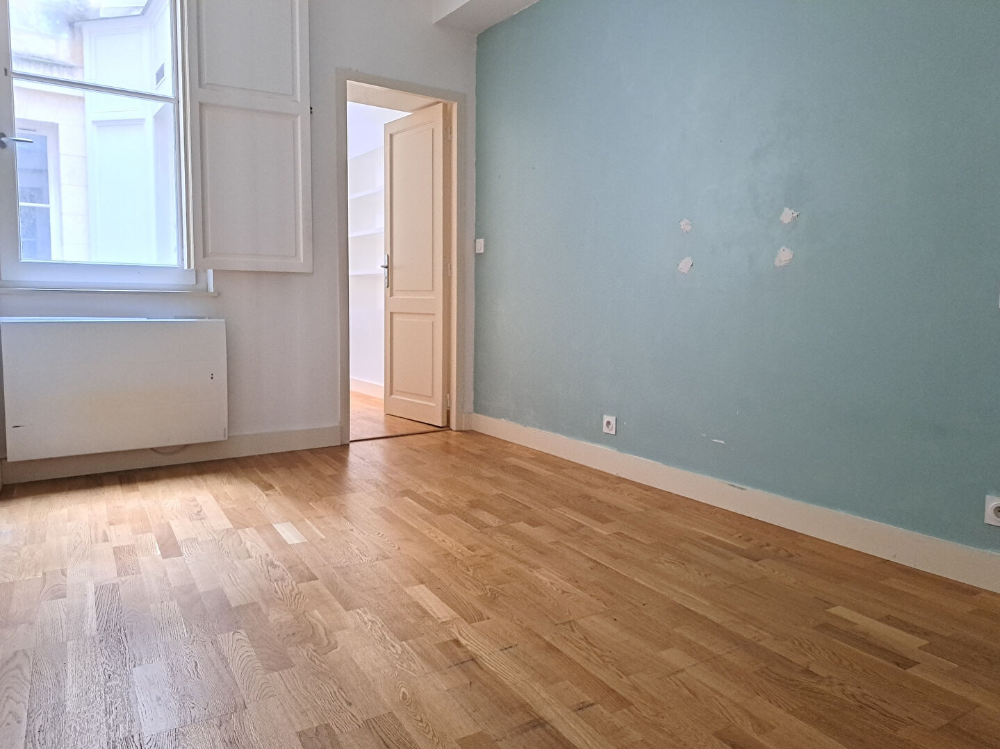 Photo Saint-Pierre, 82m², XVIII° superbe, 2 SdE, parking, balcons sud. image 5/6