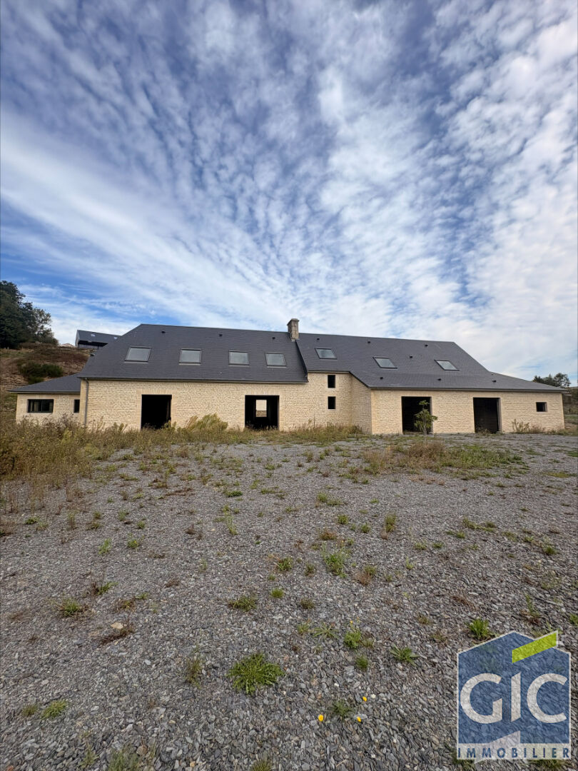 AUNAY SUR ODON -BATIMENTS EN PIERRE A RENOVER sur 29.5 ha de terres