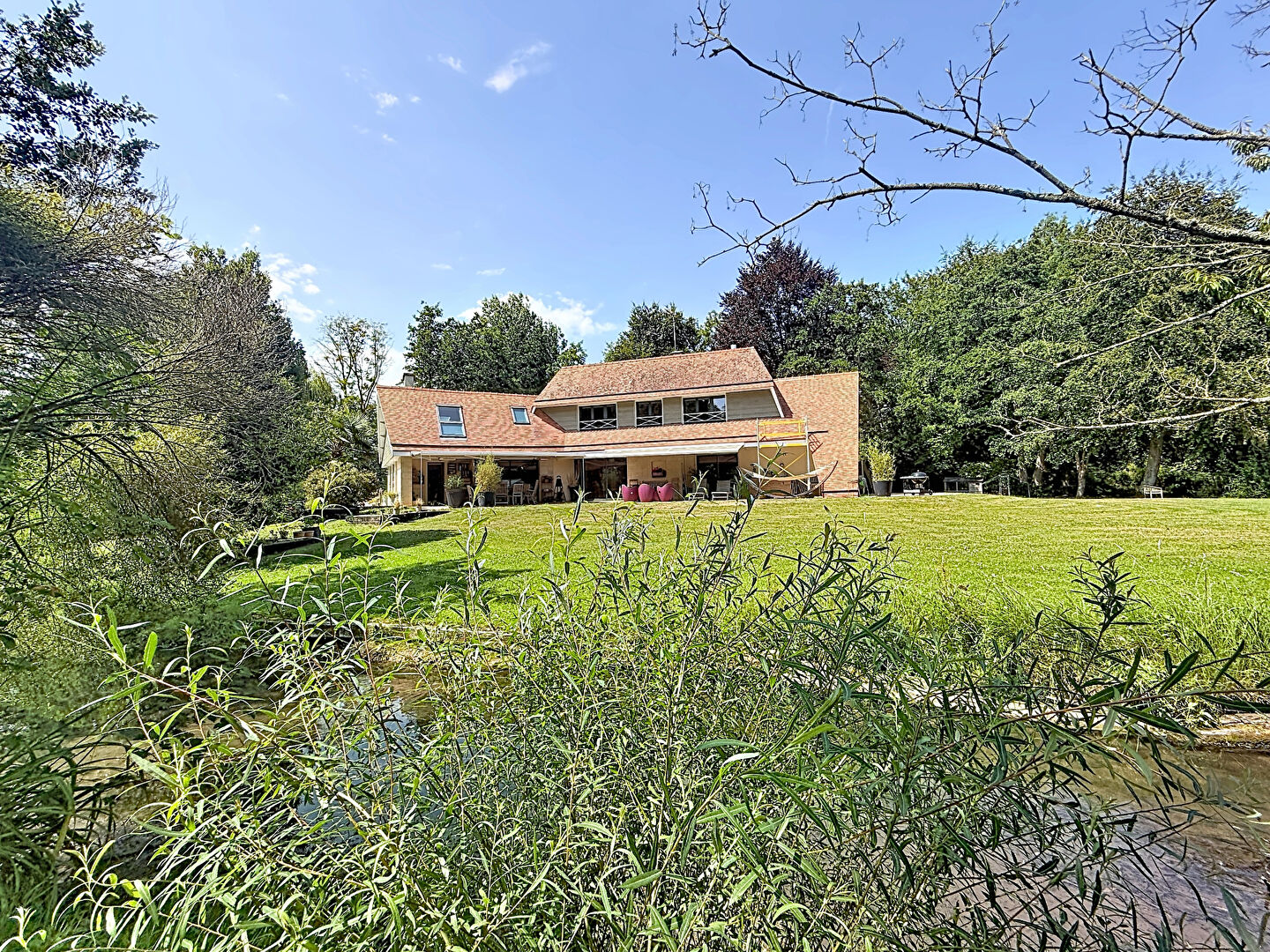 EXCLUSIVITE - THAON - Propriété de 275 m2 sur 9 000 m2 de terrain avec étang