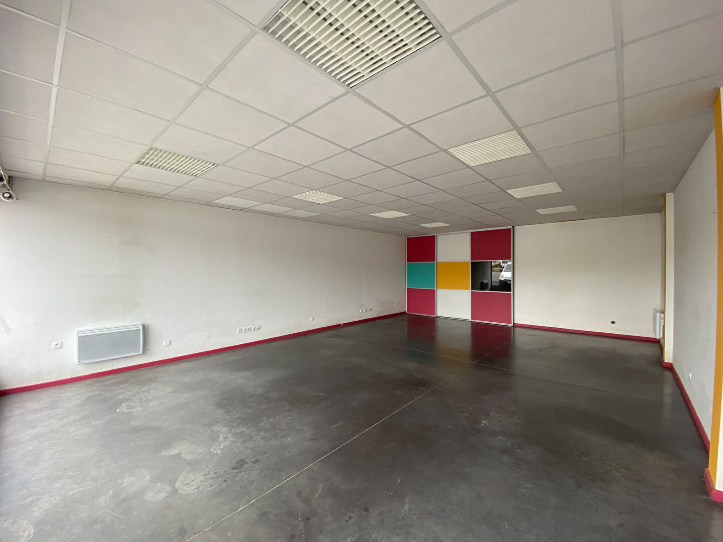 Agrandir la photo Local commercial à louer - 106.0 m2 - 33 - Gironde