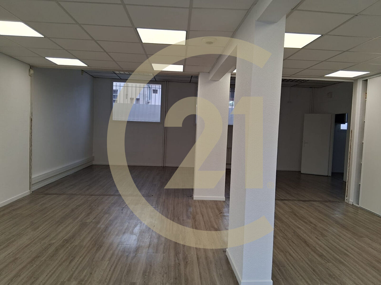 Local commercial à louer - 140.0 m2 - 39 - Jura