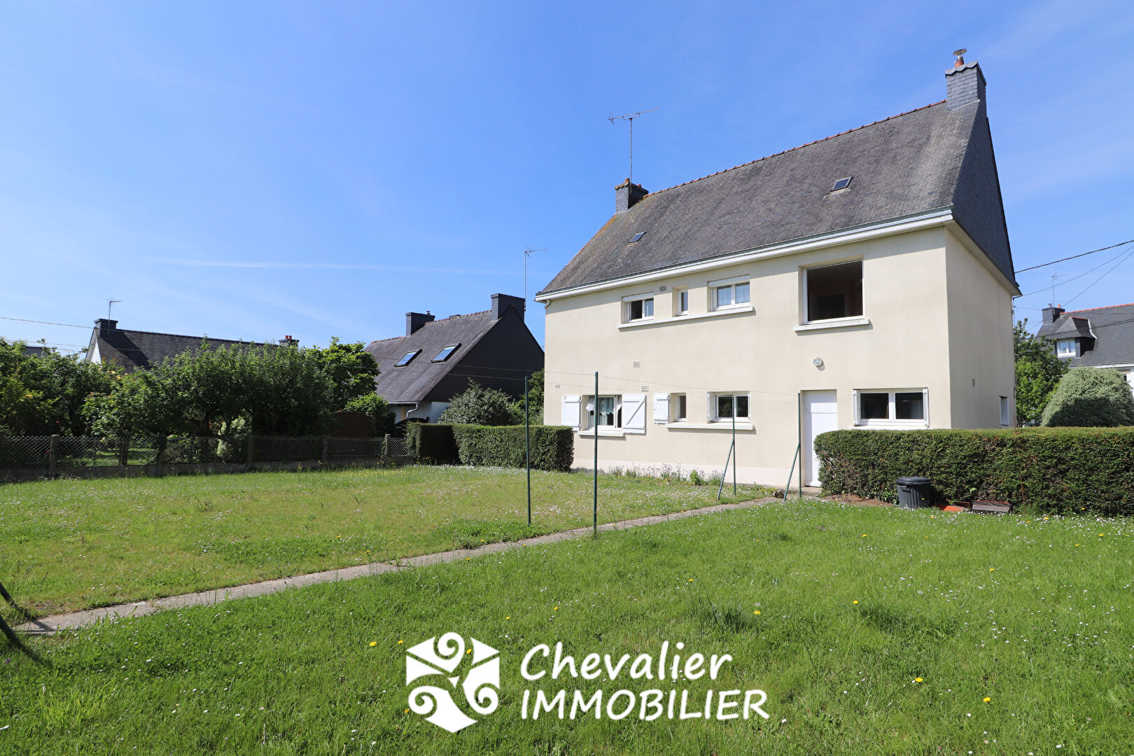 Maison saine avec 5 chambres, au fort potentiel et AU CALME !