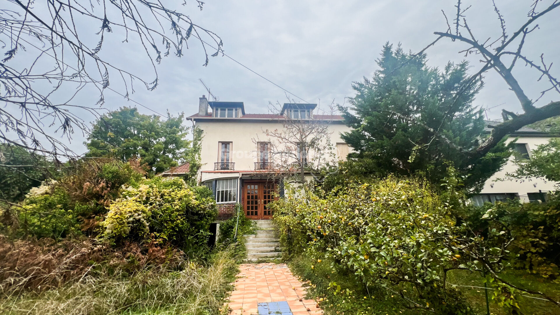 Pavillon de type F8 d'une superficie habitable de 174 m²