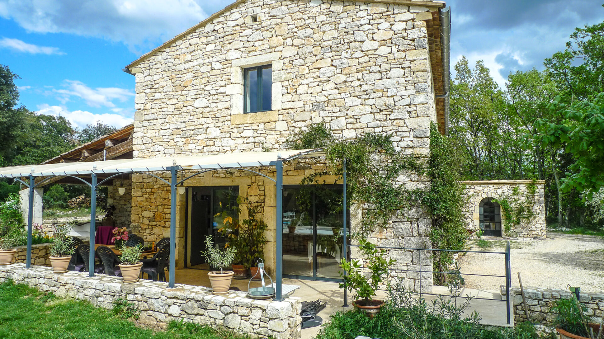 Photo Propriété en Pierre à Vendre à Laval Saint-Roman image 3/6