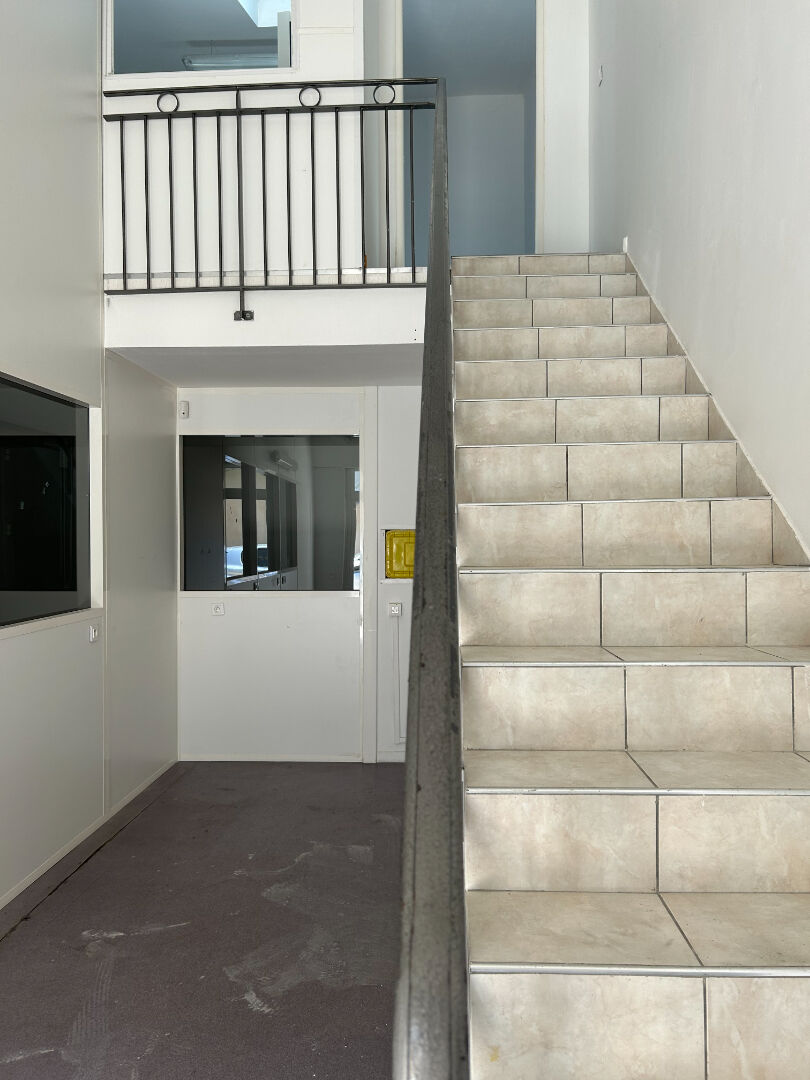 A vendre centre ville de Pierrelatte, local pouvant être réhabiliter en appartements