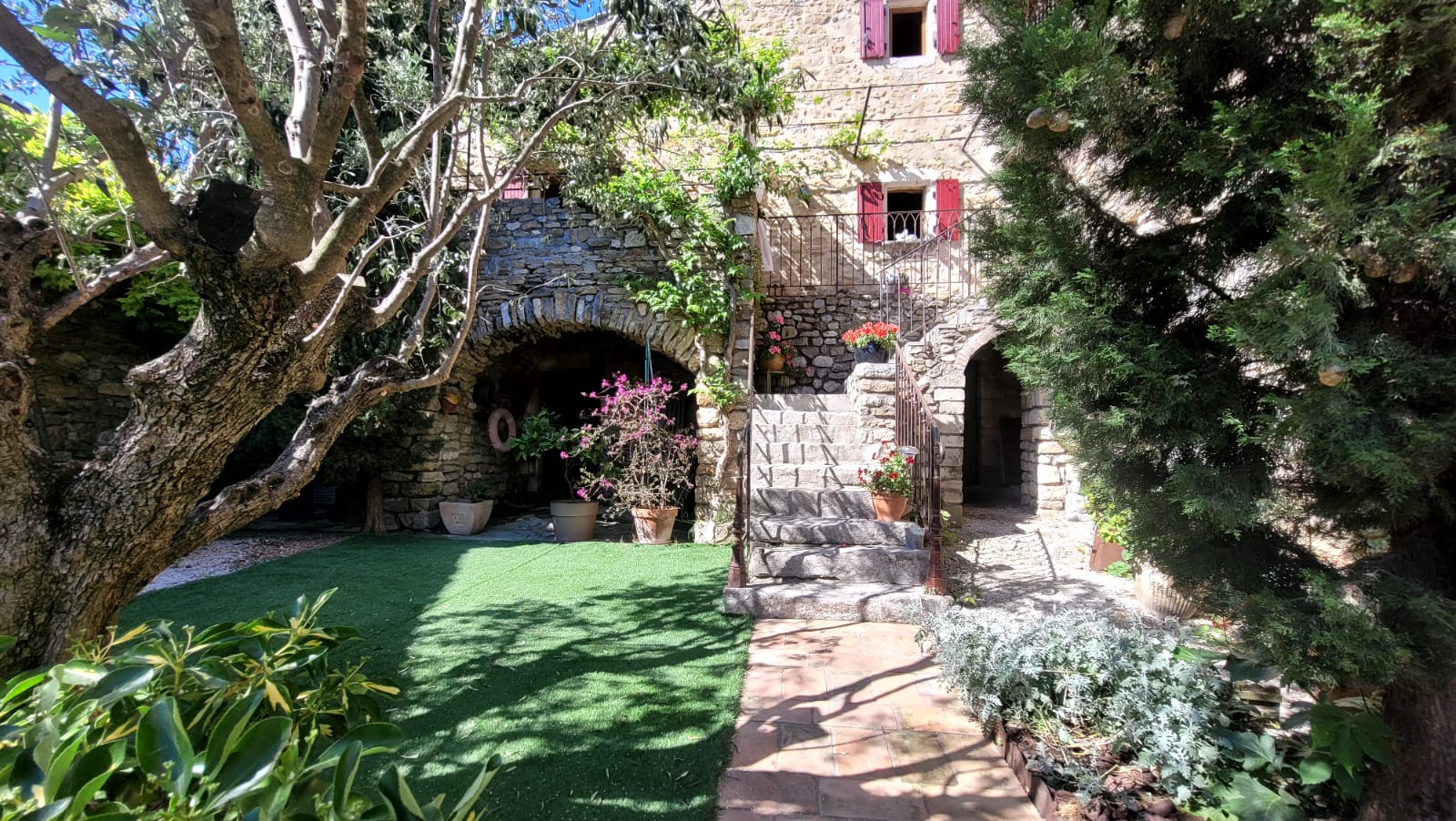 Photo A vendre, Ardèche méridionale, Propriété avec 2 logements, Vue et piscine! image 3/6