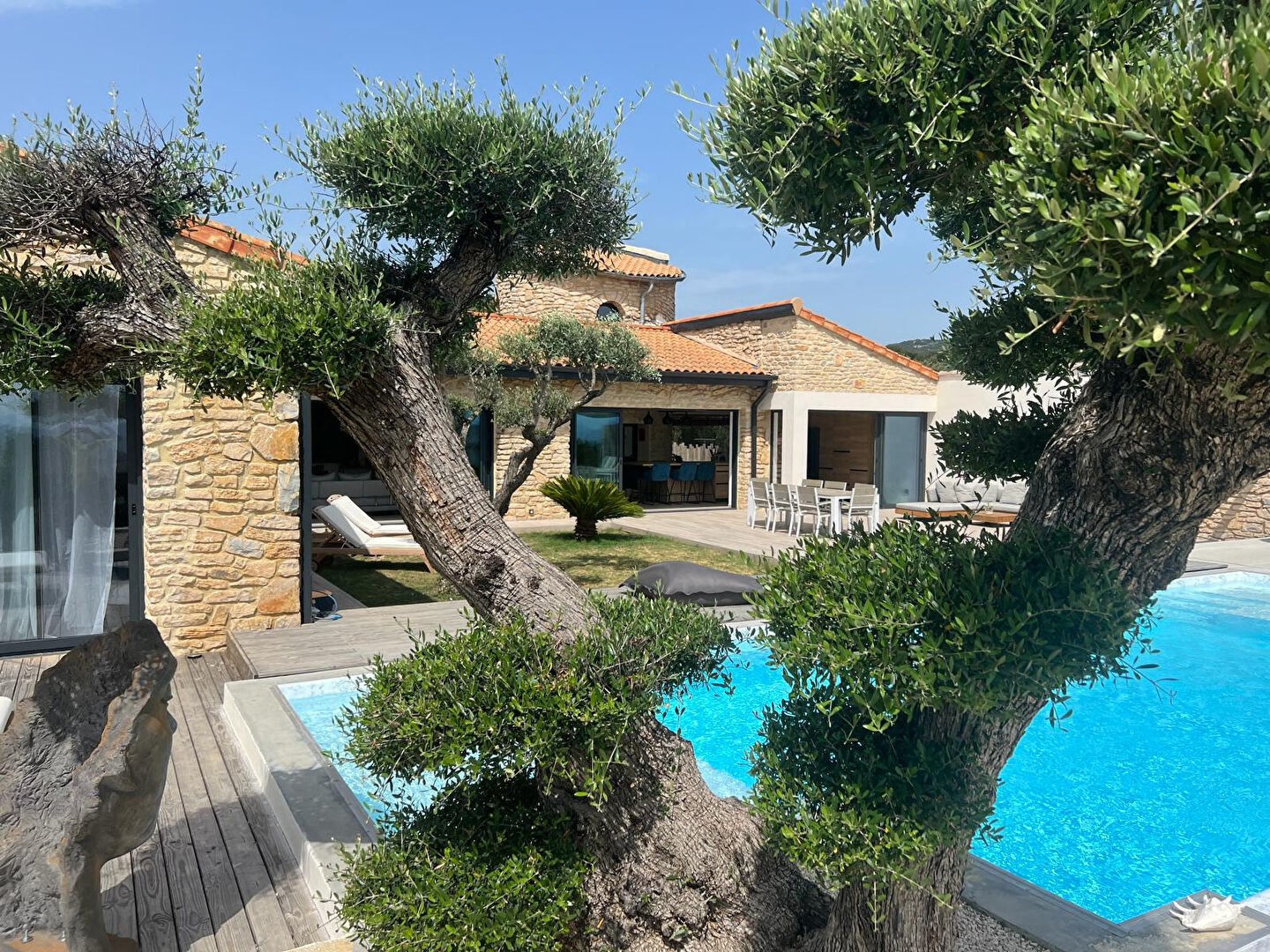 Photo A vendre, sur les hauteurs, vue dégagée  propriété pleine de charme image 2/6