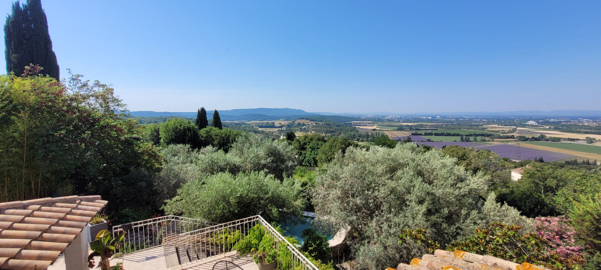 Maison avec vue panoramique, piscine et gite