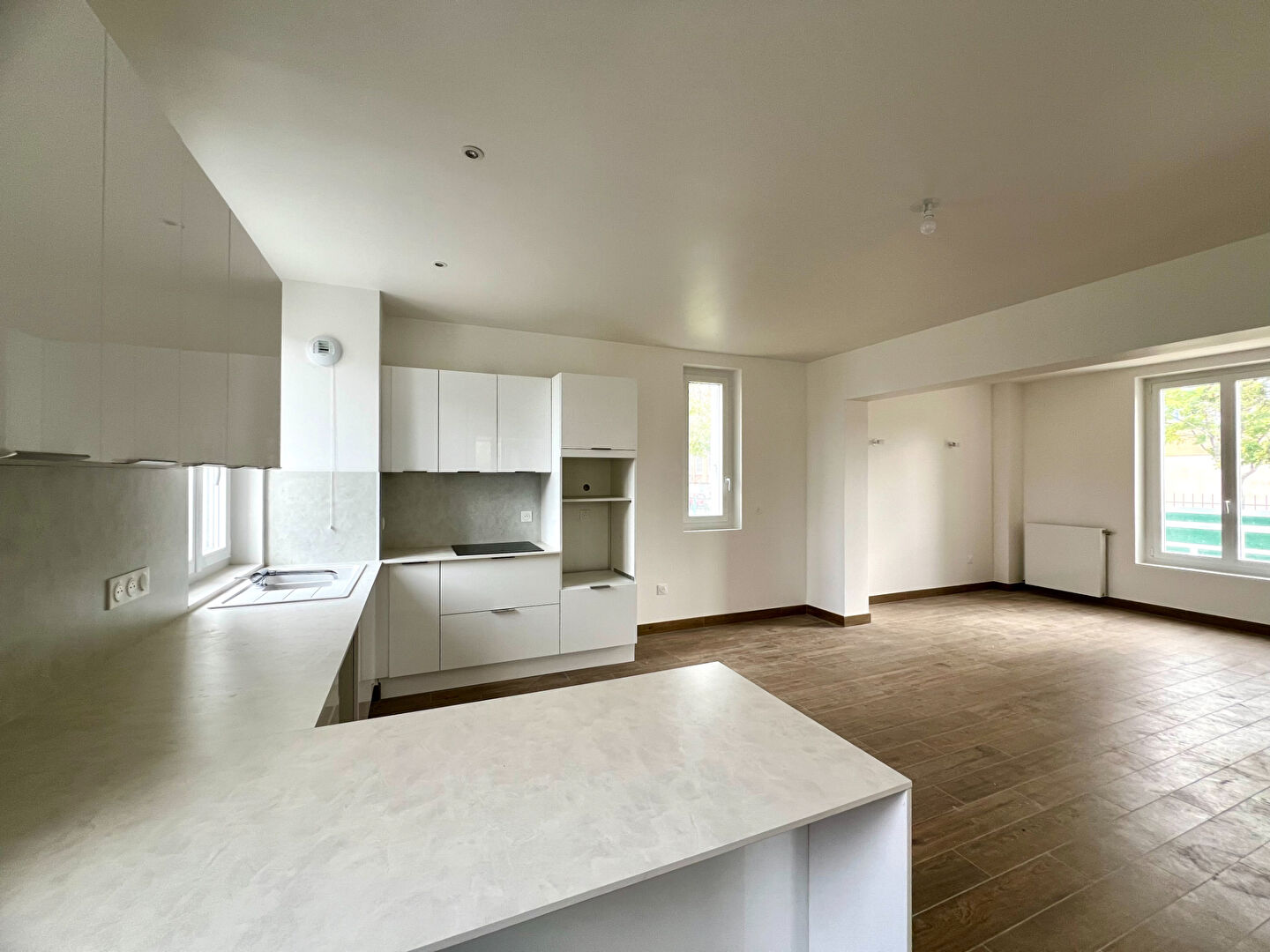 Photo À louer : Maison familiale entièrement rénovée à Saint-Germain-en-Laye (1930) image 3/6