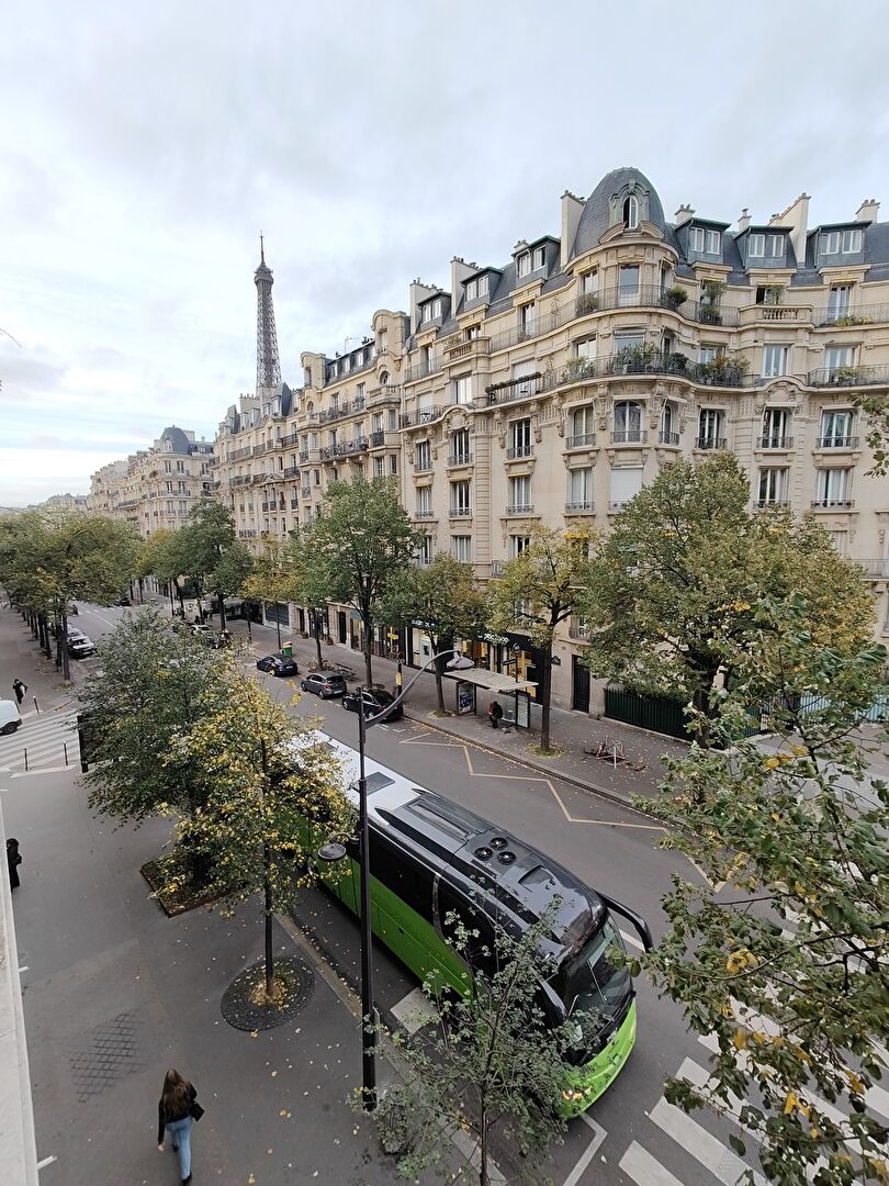 Photo Rare CHAMP DE MARS SUFFREN Appartement familial 3 CHAMBRES avec balcon VUE image 3/6