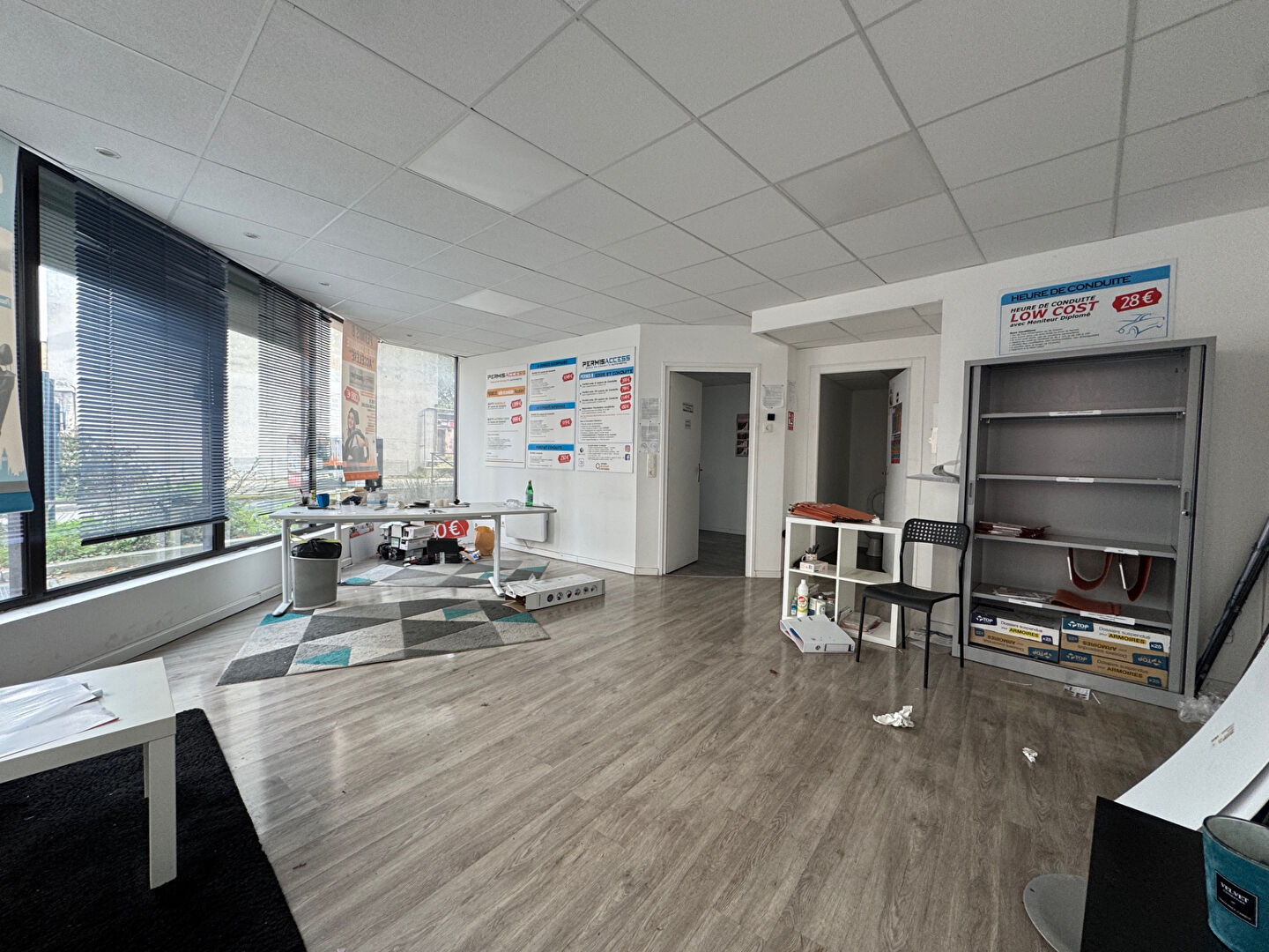 LOCAL COMMERCIAL - RDC - 44m² + PARKING COUVERT- RUE DE FOUGERES