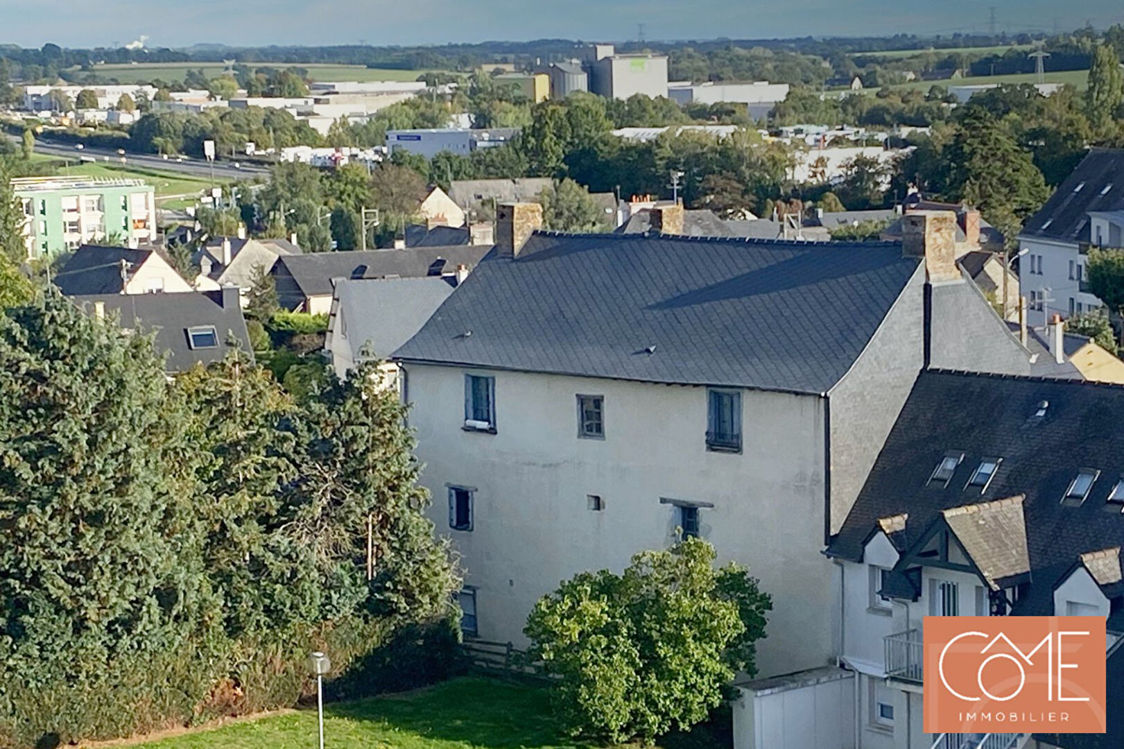 À VENDRE - EN EXCLUSIVITE - 35530 NOYAL SUR VILAINE - IMMEUBLE DE RAPPORT - 240 m² hab - TERRAIN 448 m² - 6 APPARTEMENTS - GARAGE - STATIONNEMENT.