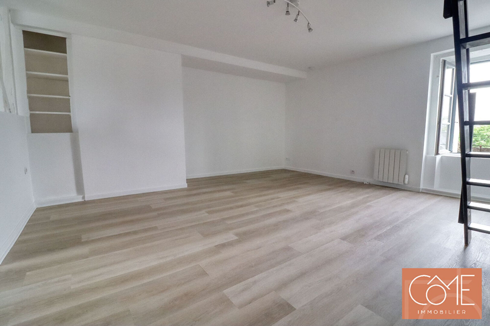 Photo À VENDRE - EN EXCLUSIVITE - 35530 NOYAL SUR VILAINE - IMMEUBLE DE RAPPORT - 240 m² hab - TERRAIN 448 m² - 6 APPARTEMENTS - GARAGE - STATIONNEMENT. image 4/6