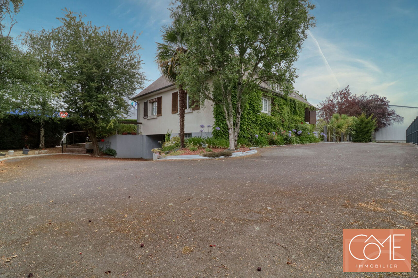 À VENDRE - MAISON FAMILIALE -  203 m² HABITABLE, 220 m² AU SOL - 7 CHAMBRES - TERRAIN DE 1070 m² -  SOUS SOL COMPLET.