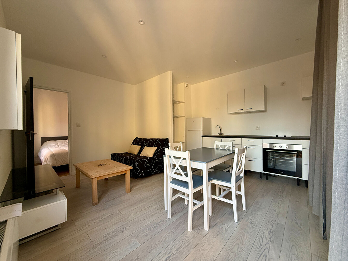 APPARTEMENT TYPE 2 MEUBLE - PLACE DE PARKING - RESIDENCE CALME  - RUE DE CHATEAUGIRON