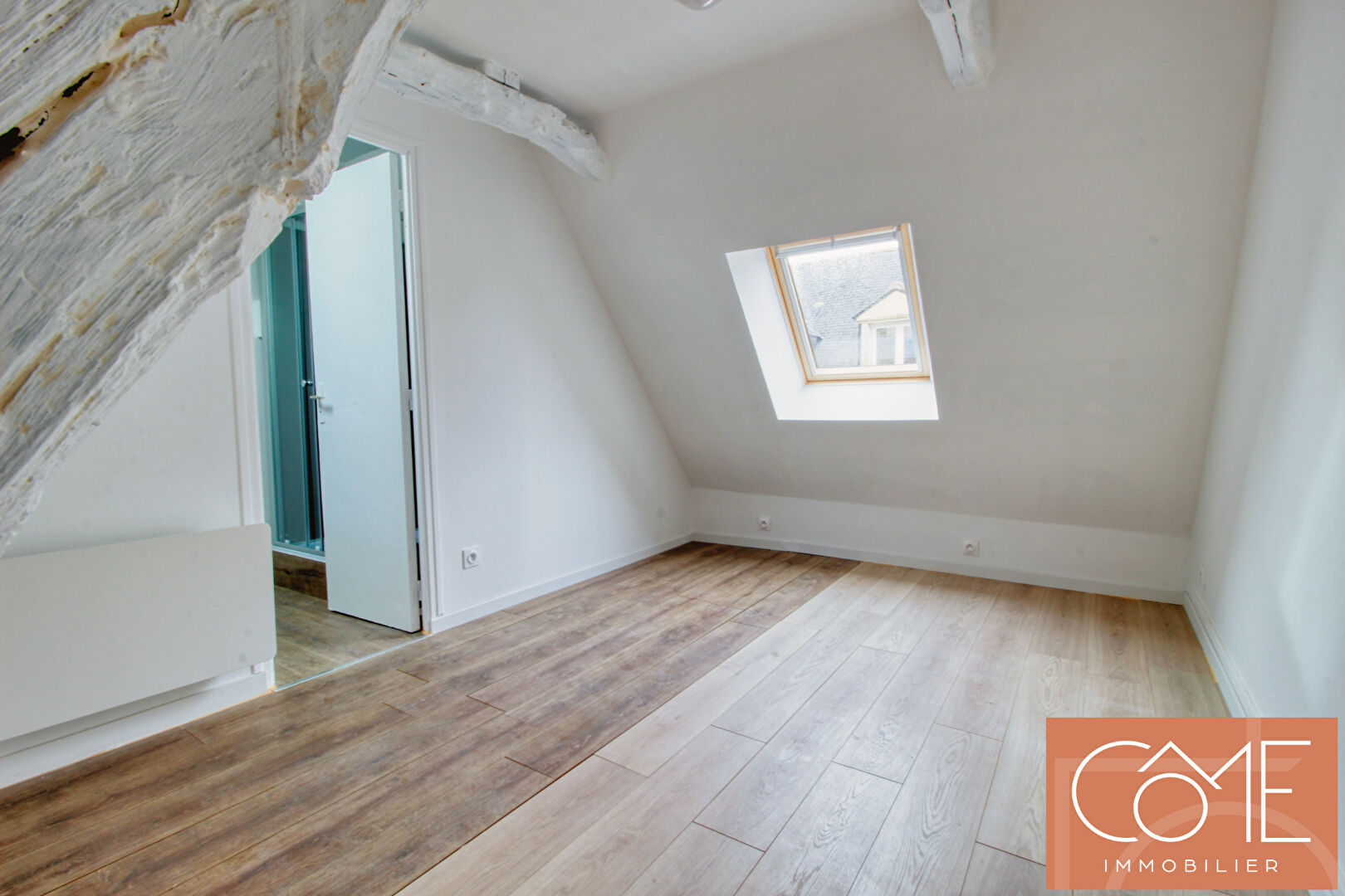 A VENDRE APPARTEMENT T1 BIS - DERNIER ETAGE- 20M² ENV - (40m² env. au sol)  CENTRE HISTORIQUE - PROCHE PLACE HOCHE - 35000 RENNES