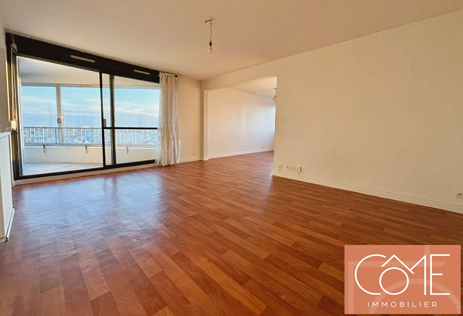 Photo A VENDRE - Type 5  -  97M² ENV. - EXPOSITION SUD/OUEST - VERANDA LOGGIA - GARAGE - CAVE - IMMEUBLE SECURISEE AVEC ASCENSEUR  - CENTRE VILLE DE RENNES - RUE DE BREST. image 1/6