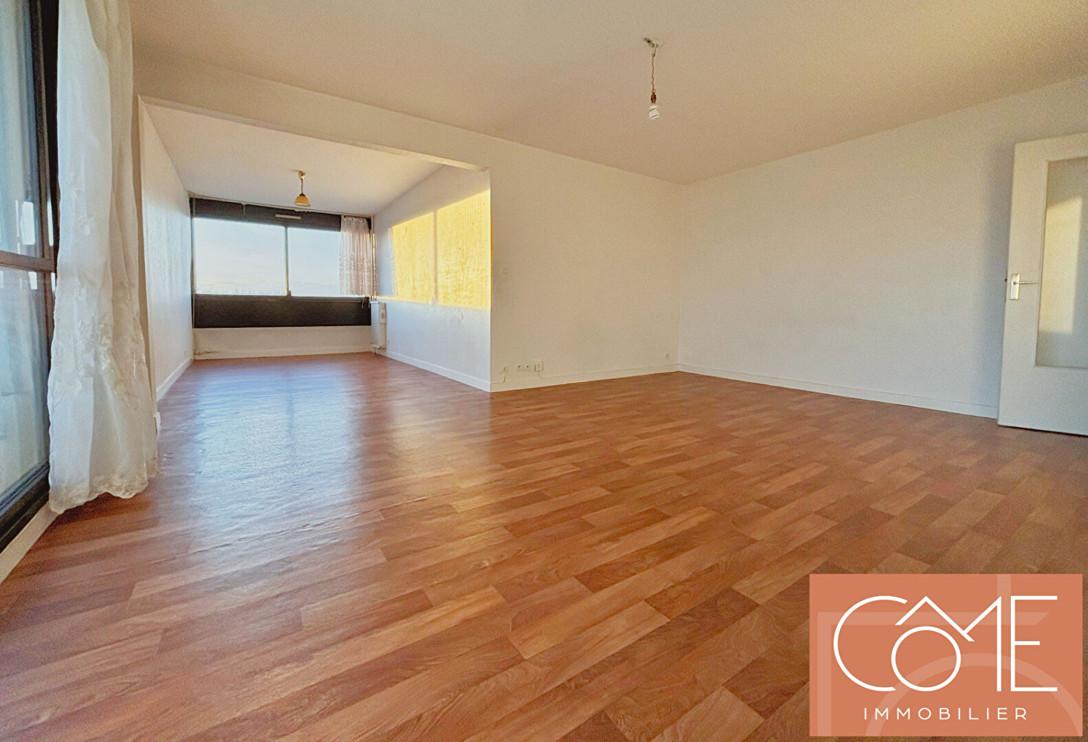 Photo A VENDRE - Type 5  -  97M² ENV. - EXPOSITION SUD/OUEST - VERANDA LOGGIA - GARAGE - CAVE - IMMEUBLE SECURISEE AVEC ASCENSEUR  - CENTRE VILLE DE RENNES - RUE DE BREST. image 2/6