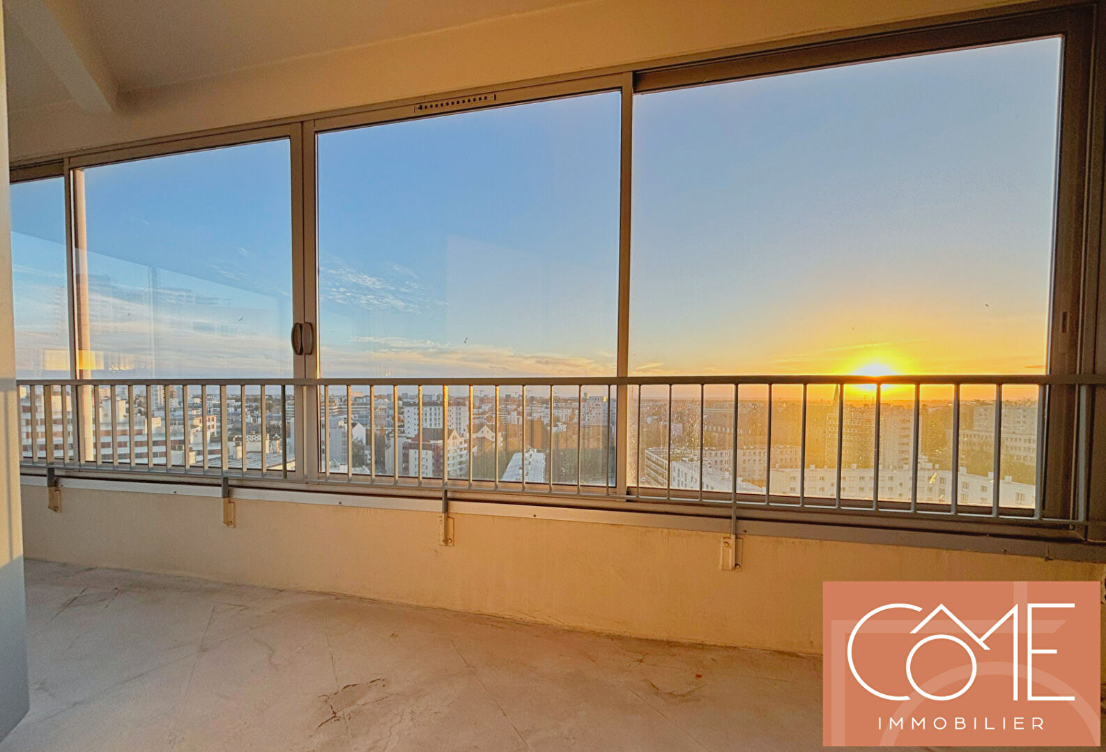 Photo A VENDRE - Type 5  -  97M² ENV. - EXPOSITION SUD/OUEST - VERANDA LOGGIA - GARAGE - CAVE - IMMEUBLE SECURISEE AVEC ASCENSEUR  - CENTRE VILLE DE RENNES - RUE DE BREST. image 4/6