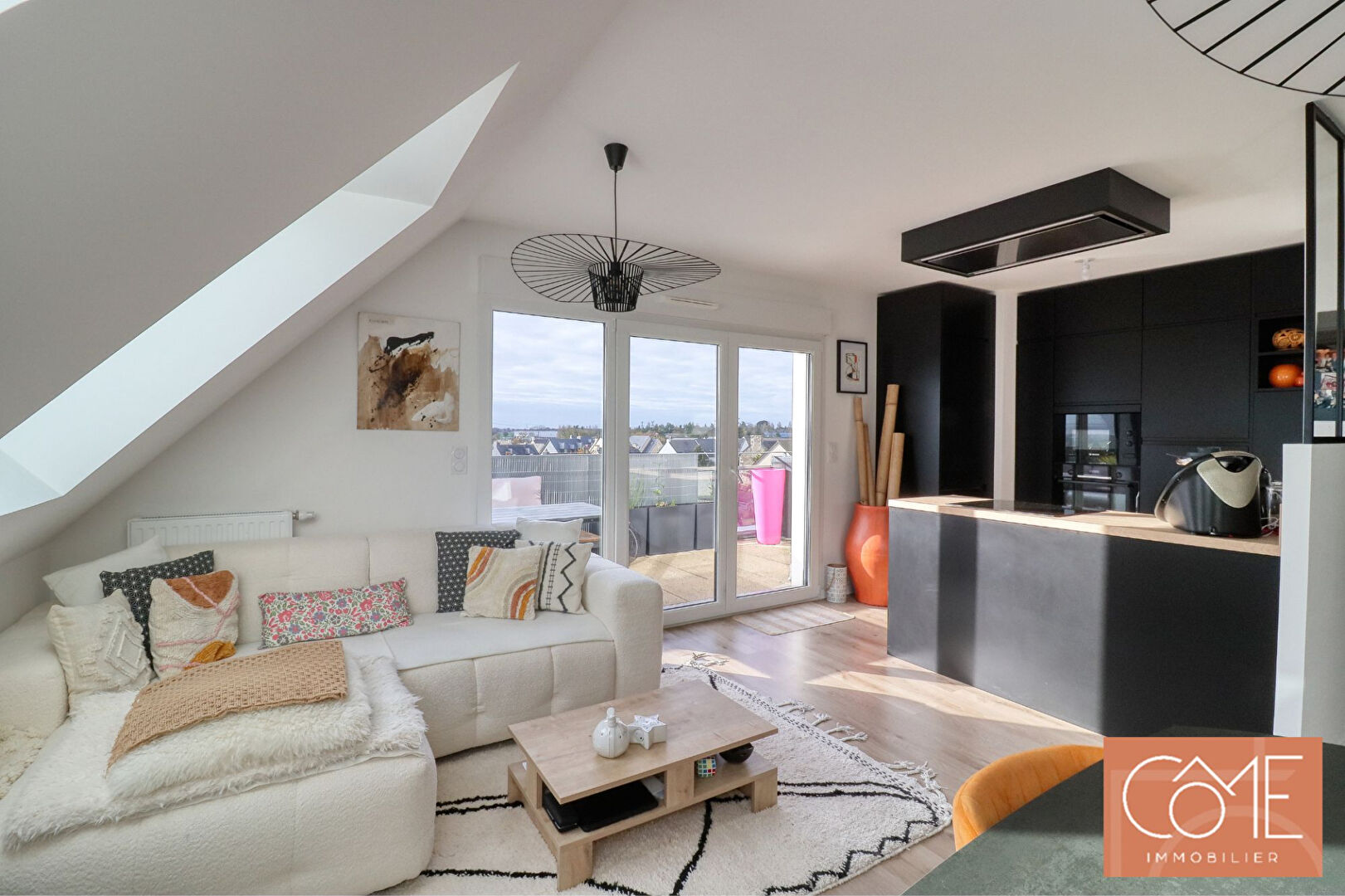 À VENDRE EN EXCLUSIVITE - 35530 NOYAL SUR VILAINE - APPARTEMENT DE TYPE 4 - DERNIER ETAGE - 3 CHAMBRES - 73.45  m² hab. et 91.21 m² au sol - TERASSE PANORAMIQUE de 27 m² PLEIN SUD - 3 STATIONNEMENTS.