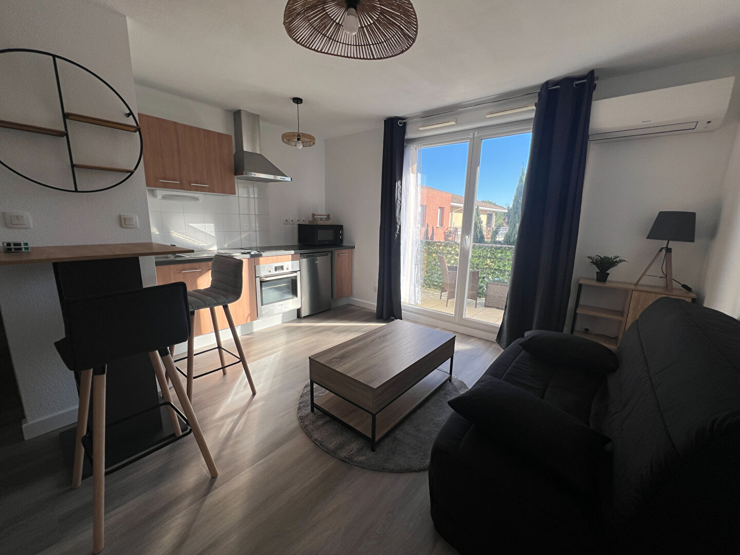 Appartement  studio meublé   avec  parking sous sol terrasse 8m²