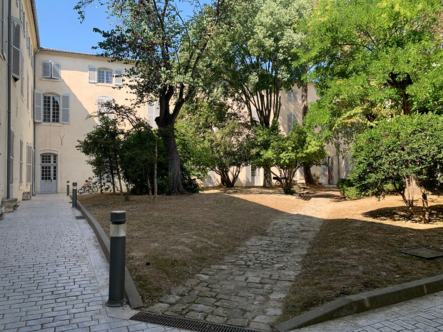 A deux pas des Jardins de la Fontaine P1 bis de 35.28 m2 avec beaucoup de charme.