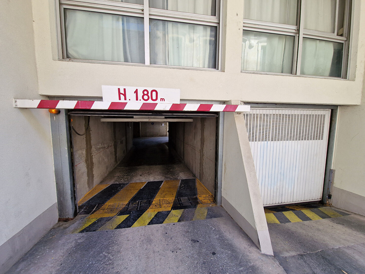 EMPLACEMENT DE STATIONNEMENT EXTERIEUR NIMES - PREFECTURE