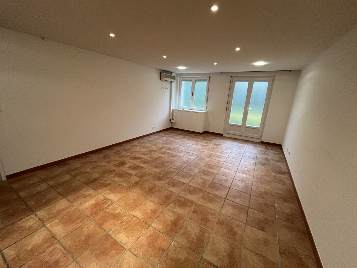 Photo REVOLUTION  Bureau image 3/5