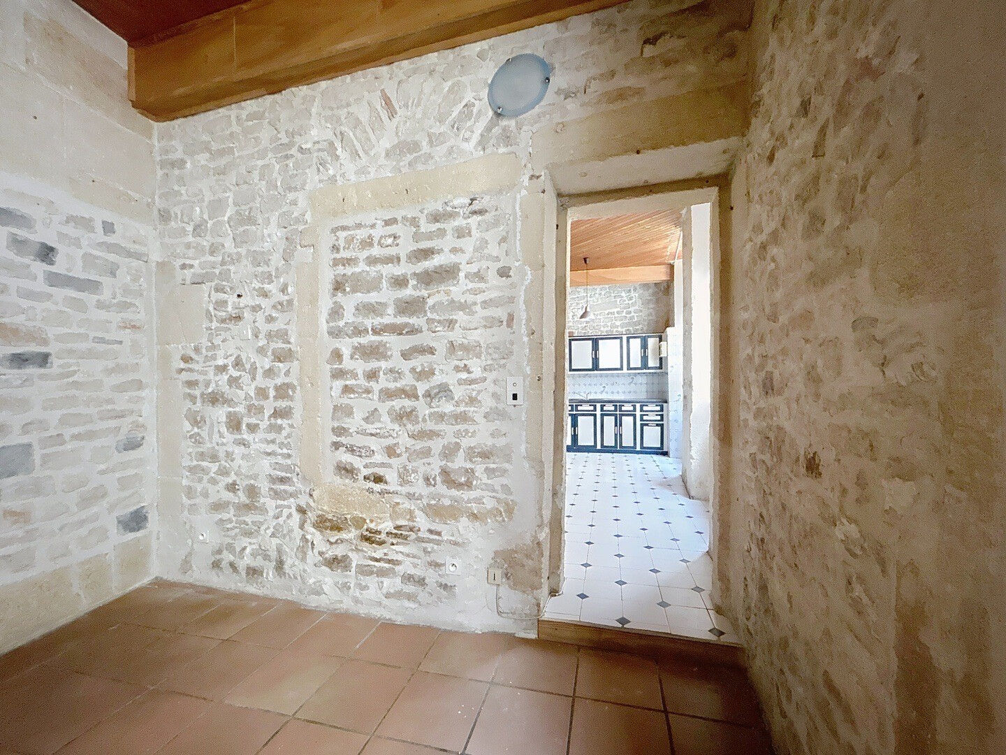 Photo NIMES -Grand studio de caractère au coeur de l'Ecusson à rénover image 3/4