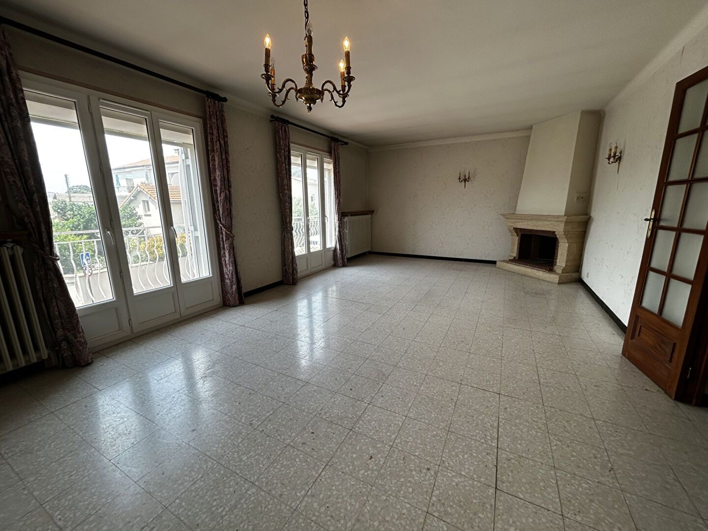 Maison Nîmes 175.02 m2 constituée de 2 Appts - Garage - Jardin
