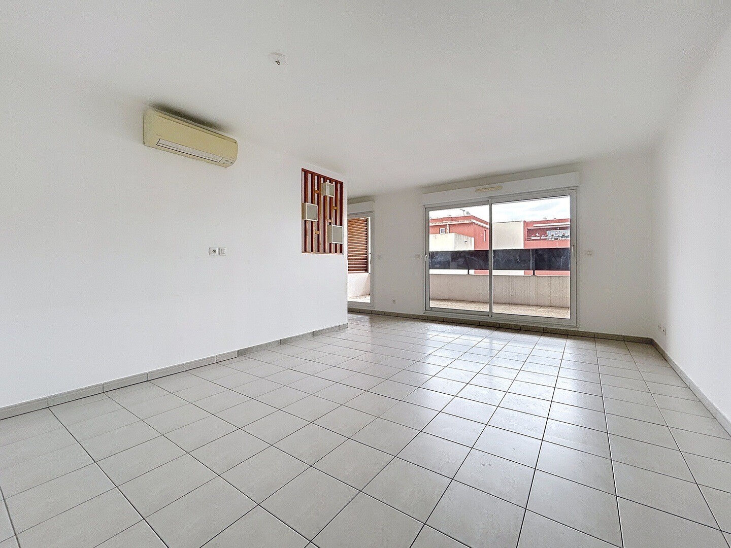 Photo NIMES- Appartement et Terrasse avec vue sur patio verdoyant. image 1/6