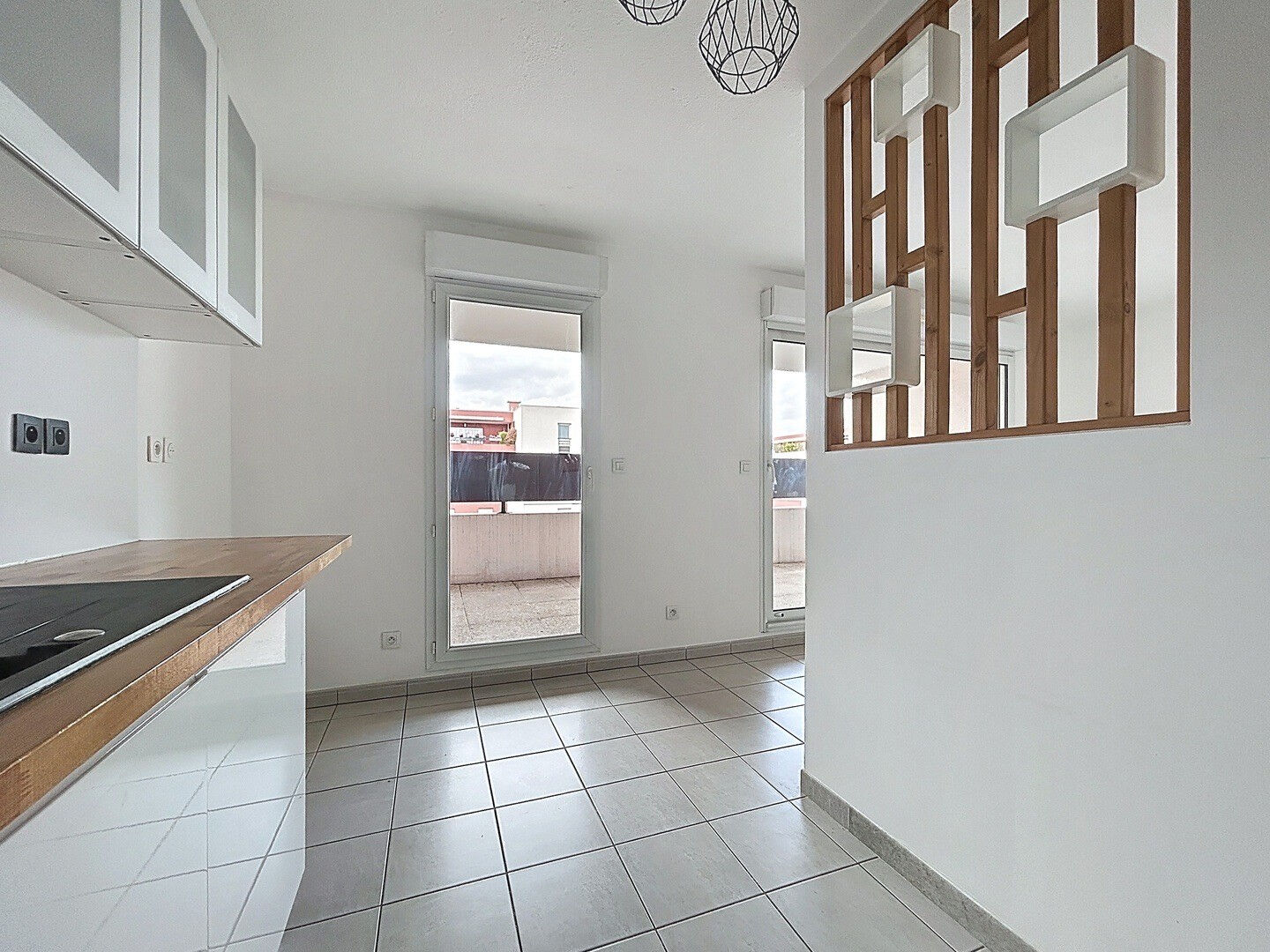 Photo NIMES- Appartement et Terrasse avec vue sur patio verdoyant. image 2/6