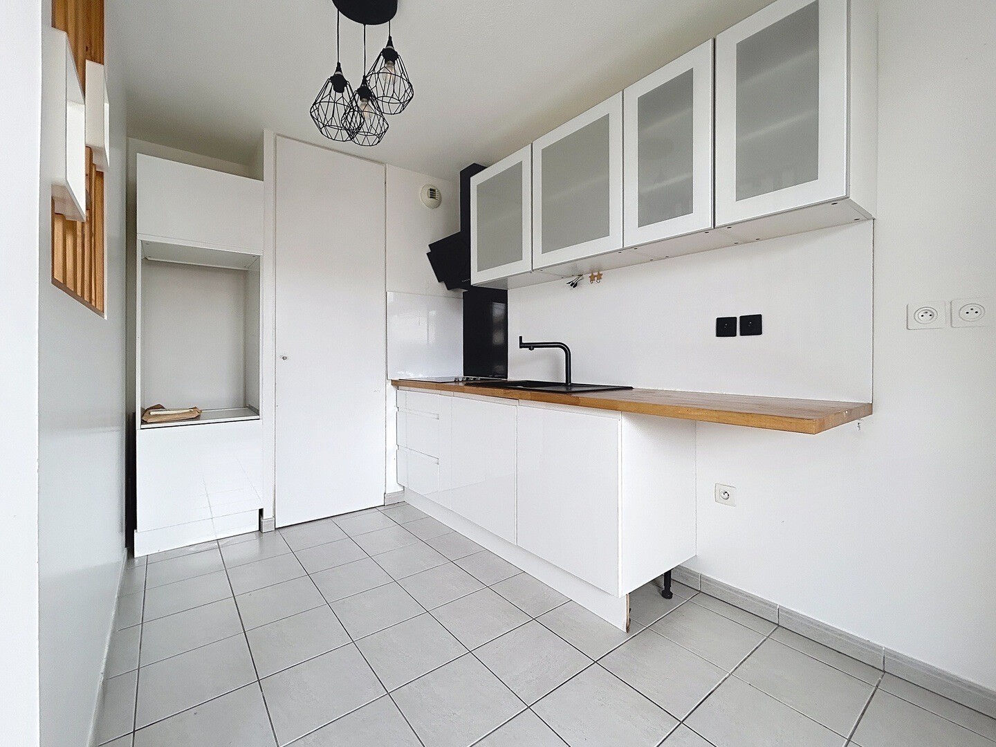 Photo NIMES- Appartement et Terrasse avec vue sur patio verdoyant. image 3/6