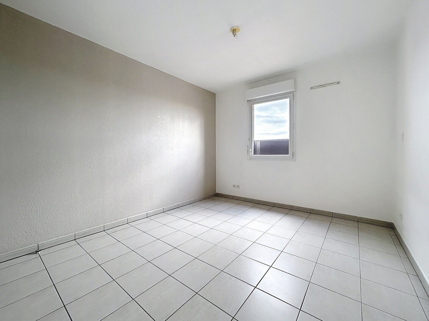 Photo NIMES- Appartement et Terrasse avec vue sur patio verdoyant. image 4/6