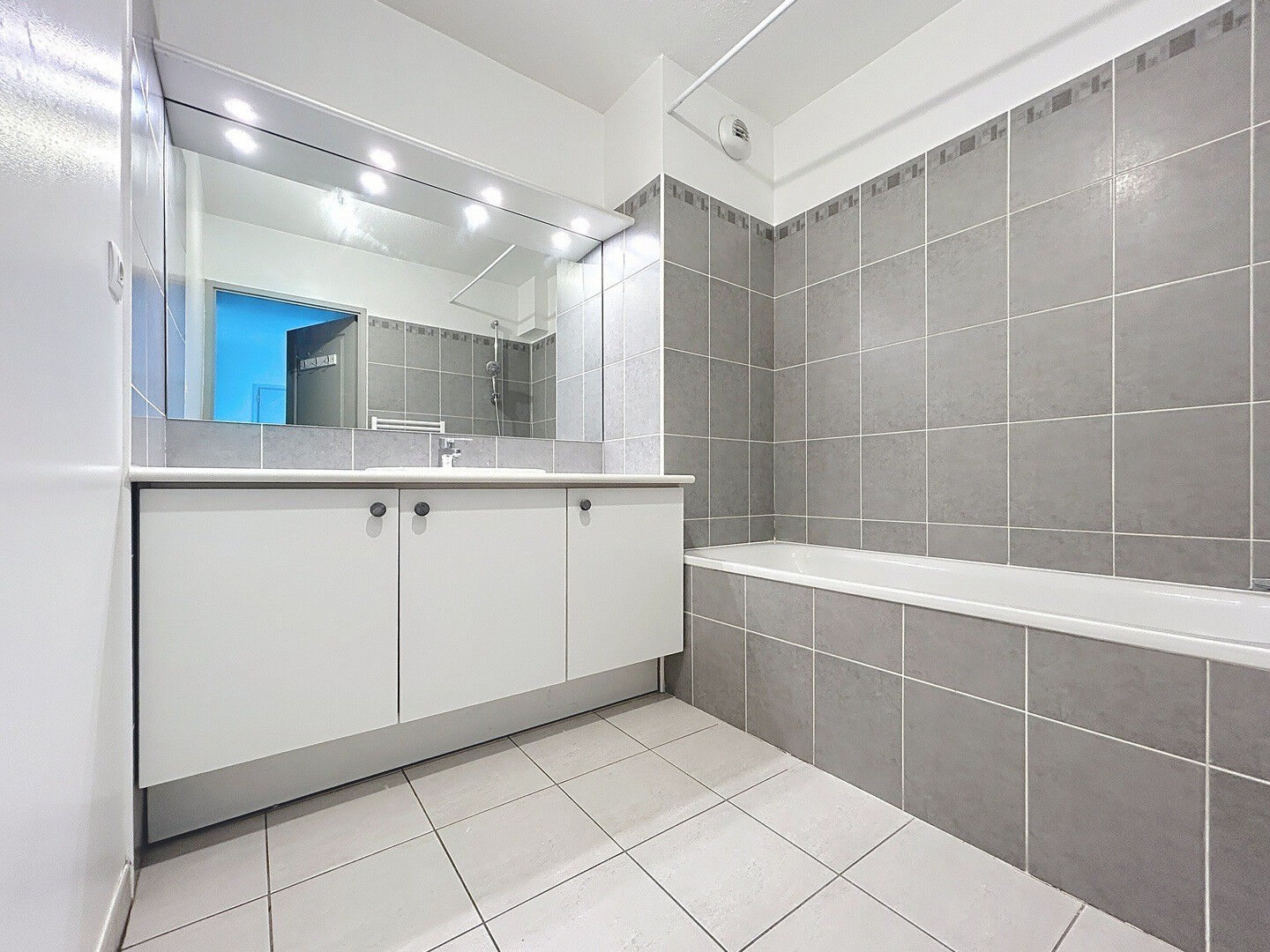 Photo NIMES- Appartement et Terrasse avec vue sur patio verdoyant. image 5/6