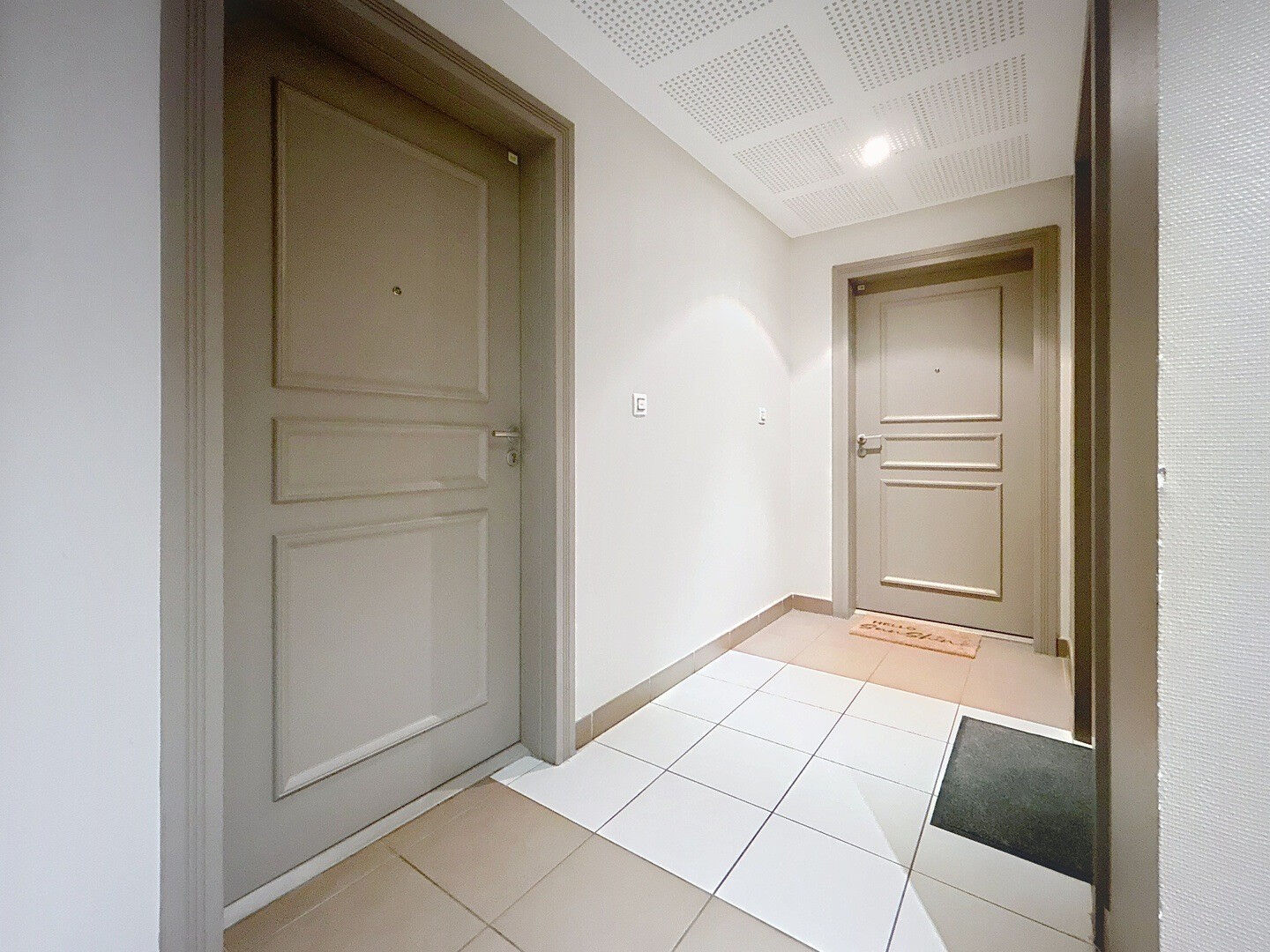 Photo NIMES- Appartement et Terrasse avec vue sur patio verdoyant. image 6/6