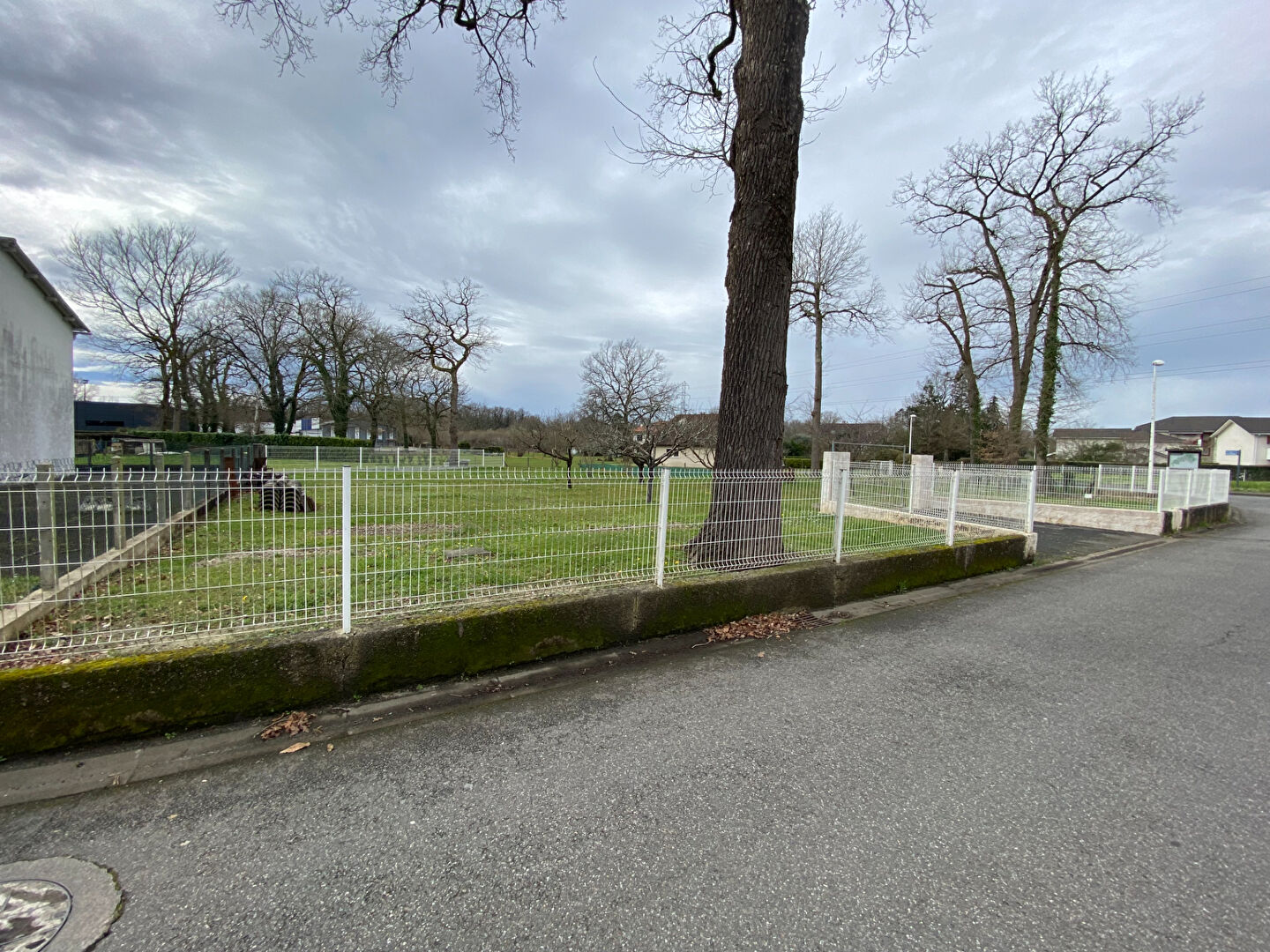 Photo Terrain constructible de 901 m²  entièrement viabilisé image 2/4