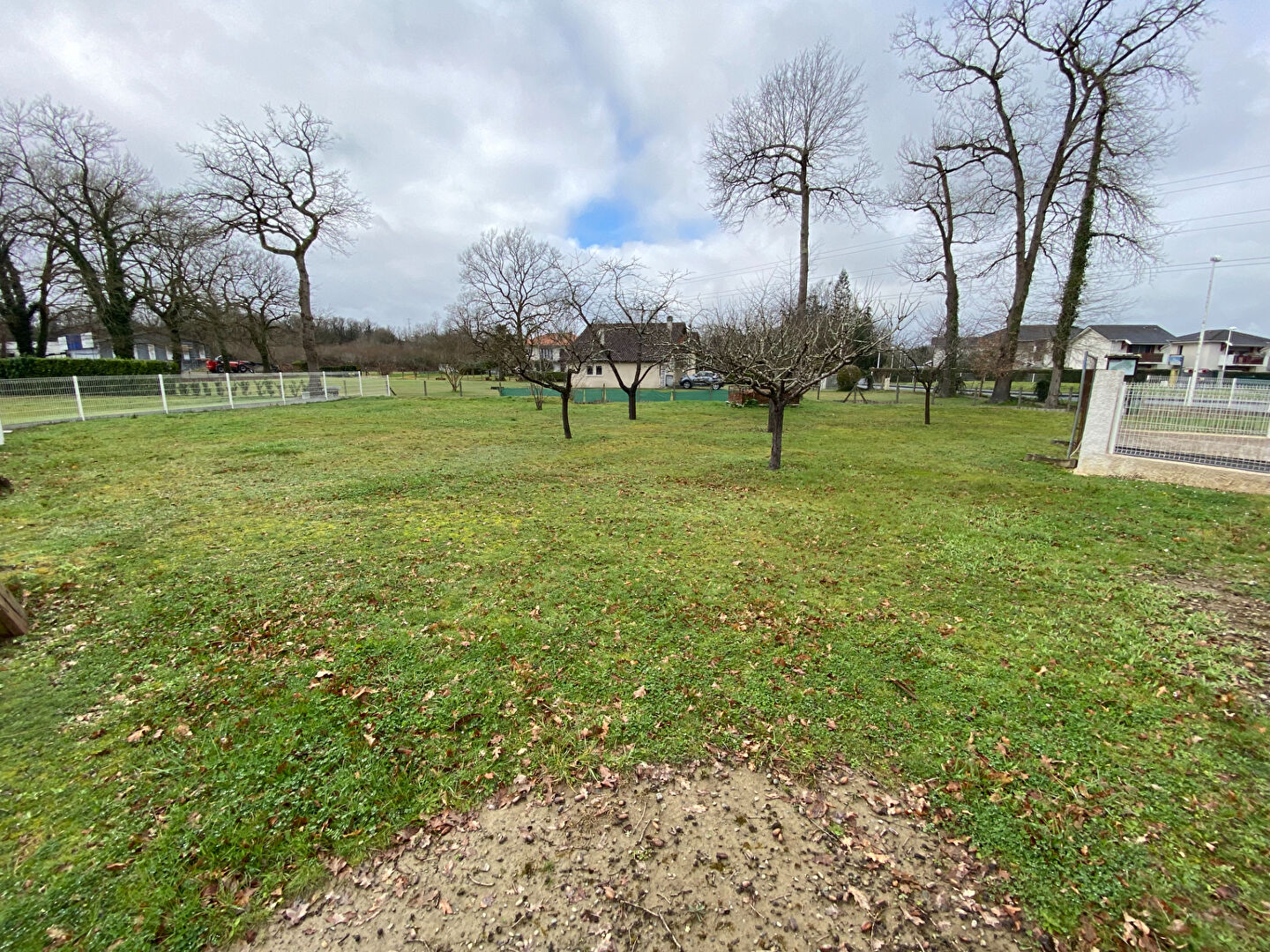 Photo Terrain constructible de 901 m²  entièrement viabilisé image 3/4